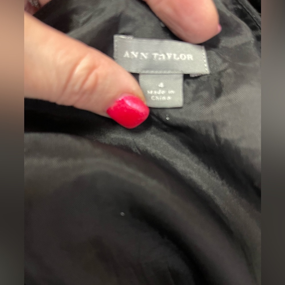 Ann Taylor dress size 4 sleeveless black dress with white stitching ๐คโ - Picture 4 of 4